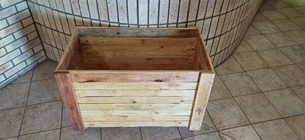 #0670 Hout krat met wiellietjies vir braai hout