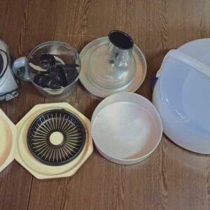 #0660 Gebruikte kombuisware (Plastiek koekhouer, blender & plastiek Mikrogolf panne)