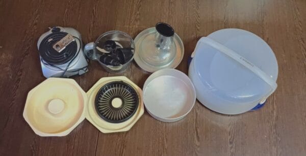 #0660 Gebruikte kombuisware (Plastiek koekhouer, blender & plastiek Mikrogolf panne)