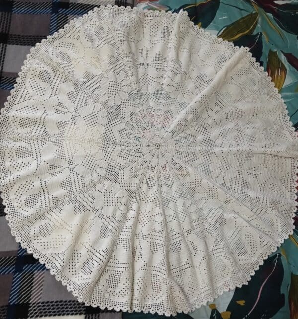 #2915 Gehekelde ronde tafeldoek