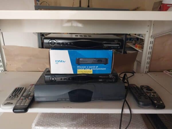 #9525 Versameling Decoders en Remotes