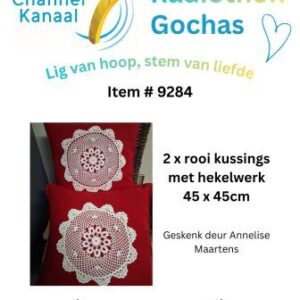 #9284 - 2 x rooi kussings met gehekelde lappie (45 x 45 cm)