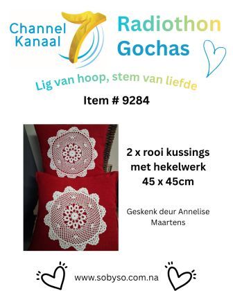 #9284 - 2 x rooi kussings met gehekelde lappie (45 x 45 cm)