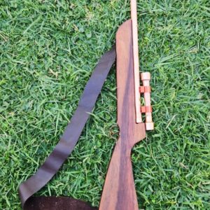#5928 Hout Speelgeweer Waarde:N$400
