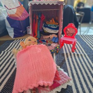#0734 Pop met Klerekas + vol hand gemaakte kleure,skoene, n bed, spielkas en nog vele meer.