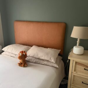 #0277 Queen size leer kopstuk - Waarde N$4,000