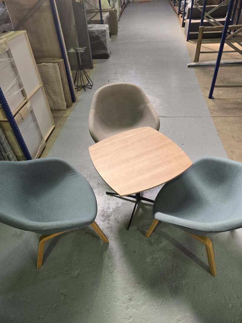 #0241 3 x stoele + 1 x koffie tafel- Waarde N$15,000