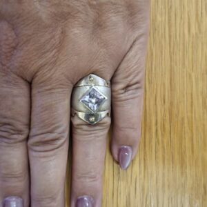 #0267 Unieke 92.5 Sterling silver ring met 'n zirkonia steen. Waarde N$4,000