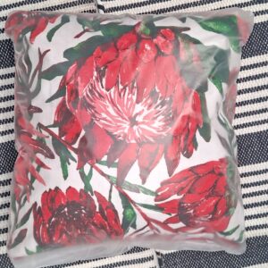 #0695 Strooikussings met proteas op (Wit&Rooi Kleur)