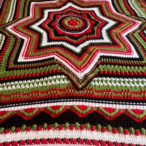 #7815 Handwerk, Gehekelede Kombers (Rooi, Groen, Swart en wit)