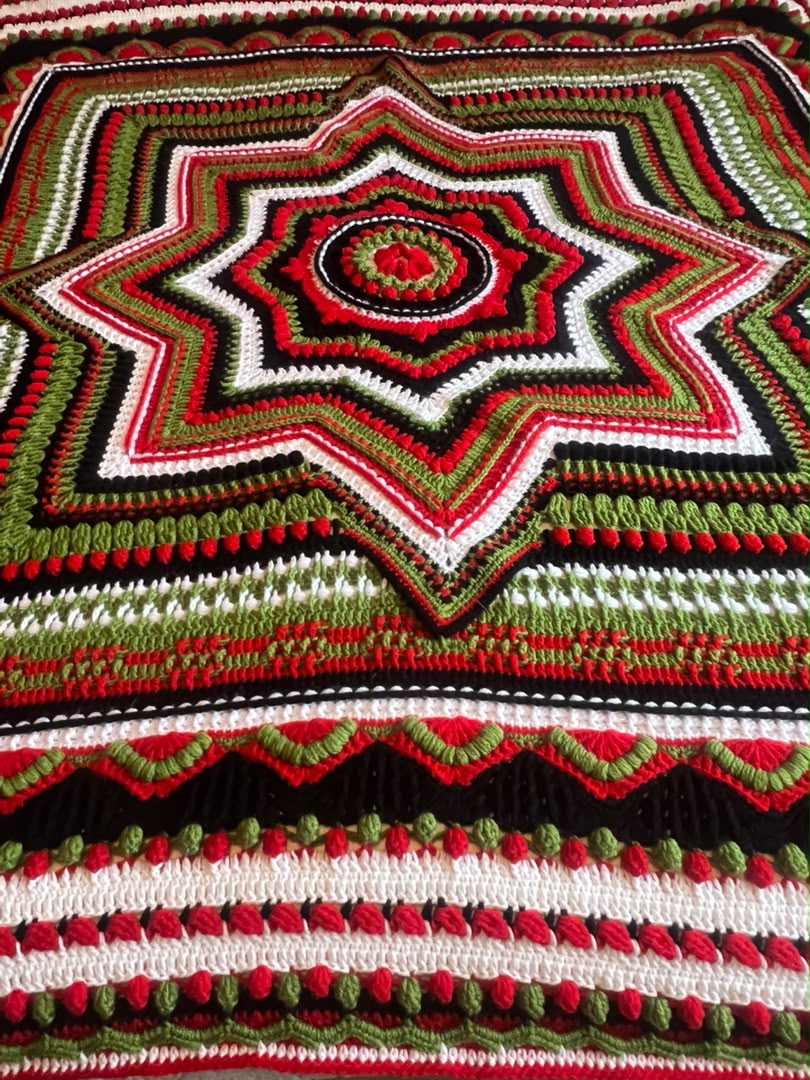 #7815 Handwerk, Gehekelede Kombers (Rooi, Groen, Swart en wit)