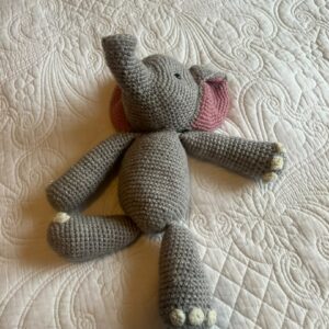 #7810 Handwerk, Handgemakte Wol Olifant grys met pienk ore